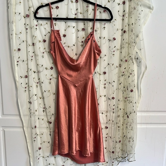 White Fox Boutique Dresses & Skirts - White fox coral satin mini dress